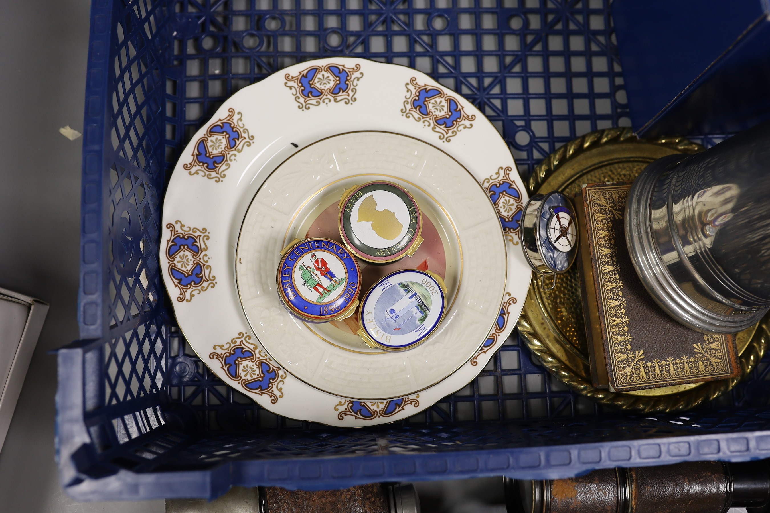 Rifle related collectables, to include spoons, circular box, car badge, rifle, clay pipe etc